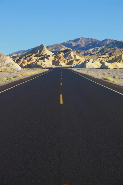 Vynikající silniční v poušti. — Stock fotografie