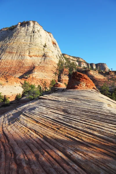 Randiga klippor av röd sandsten. — Stockfoto
