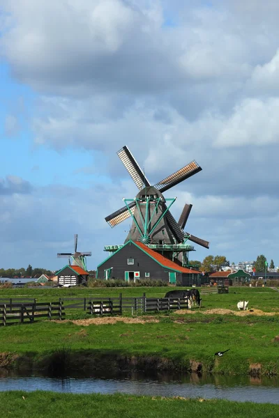 Okouzlující starý větrný mlýn — Stock fotografie