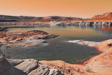 antilop Kanyonu üzerinde turuncu günbatımı