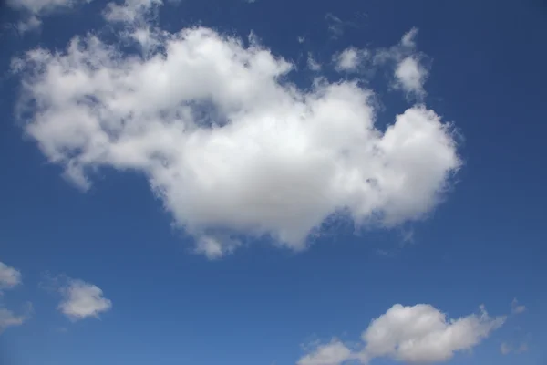 햇볕에 쬐 인 빛 흰 구름 — 스톡 사진