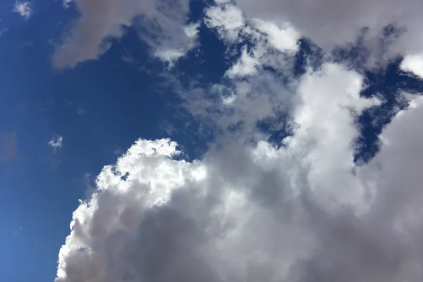 Закат и сверкающие облака — стоковое фото