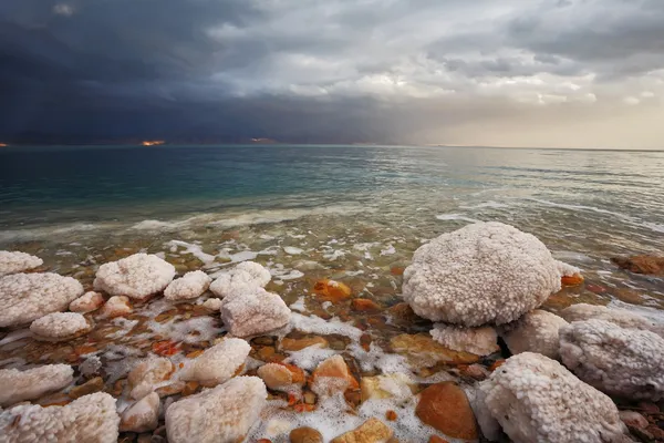 Zimą. niebieskie chmury burzowej na Morze Martwe — Zdjęcie stockowe