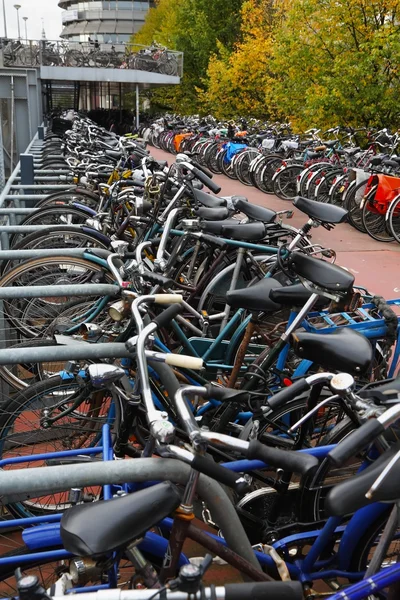 Парковка для велосипедов возле железнодорожного вокзала — стоковое фото