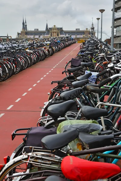 Длинная парковка для велосипедов — стоковое фото