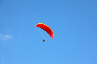 işletilen kırmızı paraşüt yüksek uçar