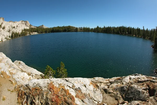 O lago nas montanhas — Fotografia de Stock