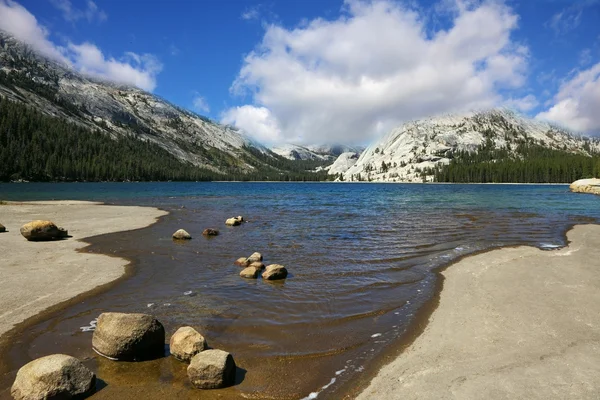 Le lac dans les montagnes de Yosemite — Photo