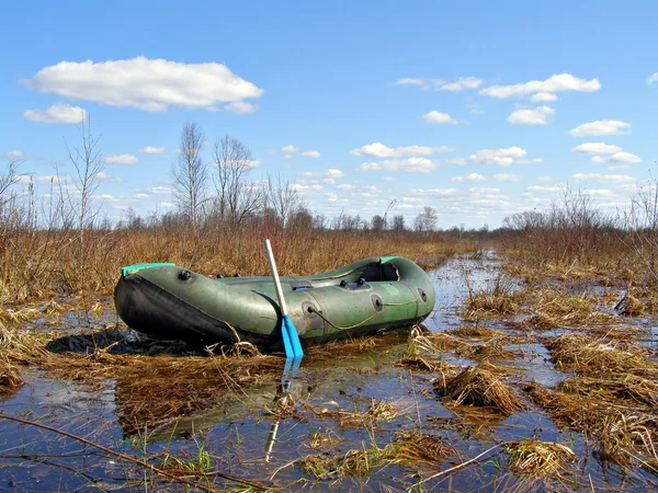 Barco de goma en el agua — Foto de Stock