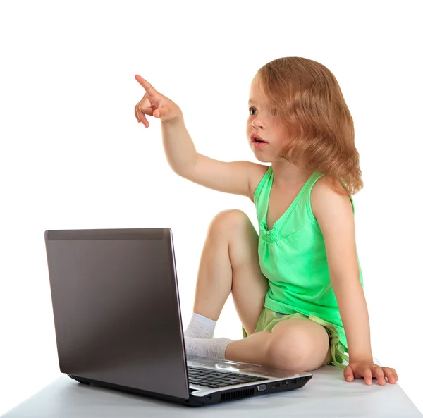 Маленькая девочка с ноутбуком. — стоковое фото