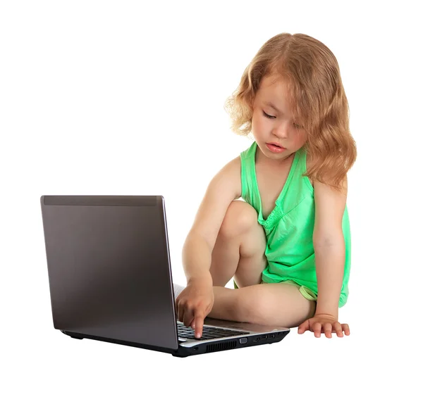 Liten flicka med bärbar dator. — Stockfoto