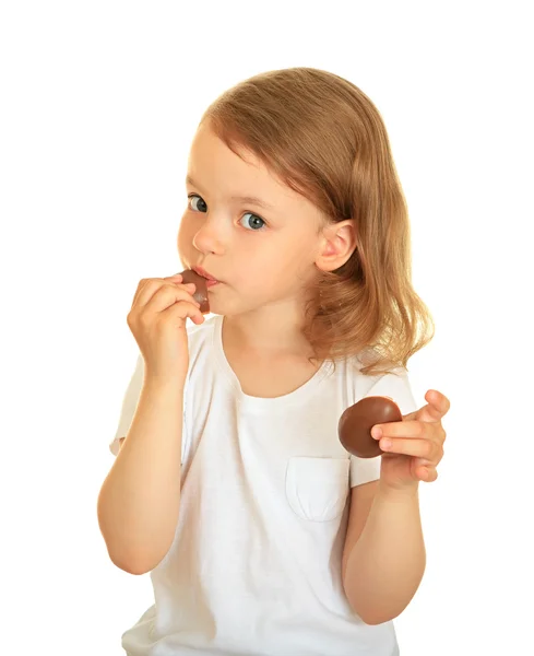초콜릿을 먹는 어린 소녀. — 스톡 사진