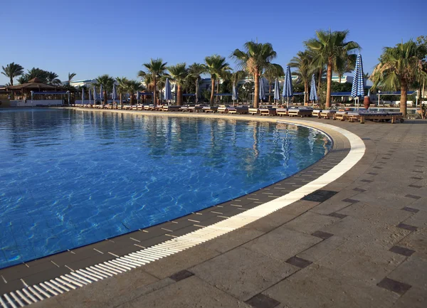 Zwembad bij het hotel — Stockfoto