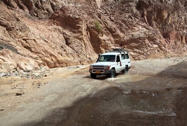 Jeep bir dağ yolunda rides.