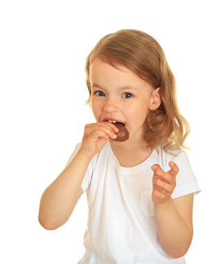 Küçük kız çikolata yiyor..