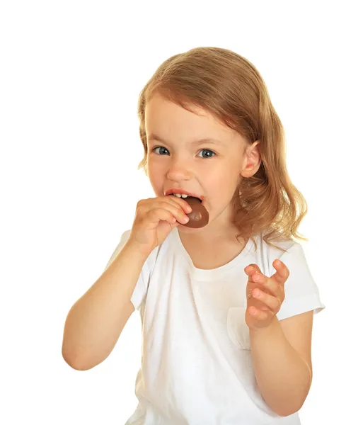 Malá holčička jí čokoládu. — Stock fotografie