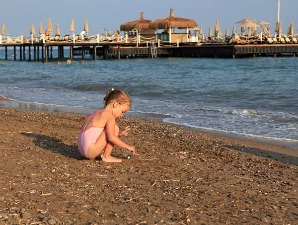 Malá dívka na mořské pláži. — Stock fotografie