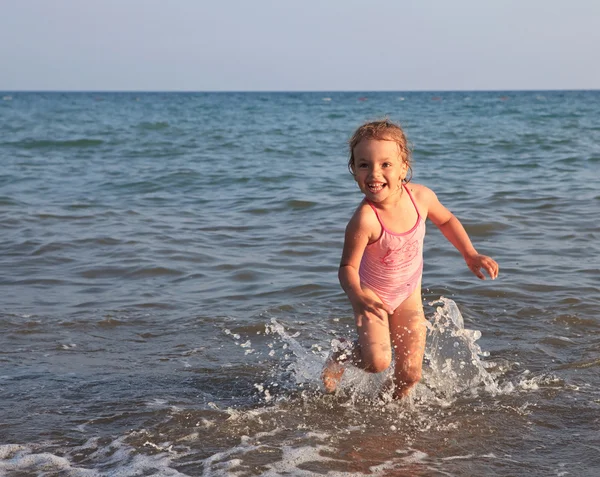 Dziewczynka na plaży morskiej. — Zdjęcie stockowe