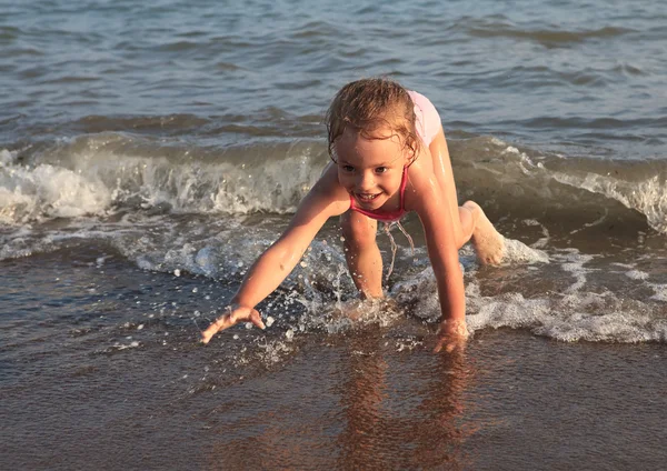 海のビーチの女の子. — ストック写真