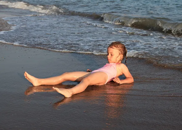 Menina na praia do mar. — Fotografia de Stock
