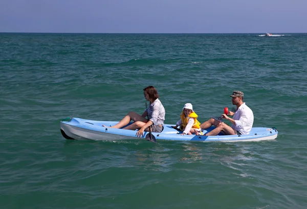 在海中划独木舟的家庭. — 图库照片