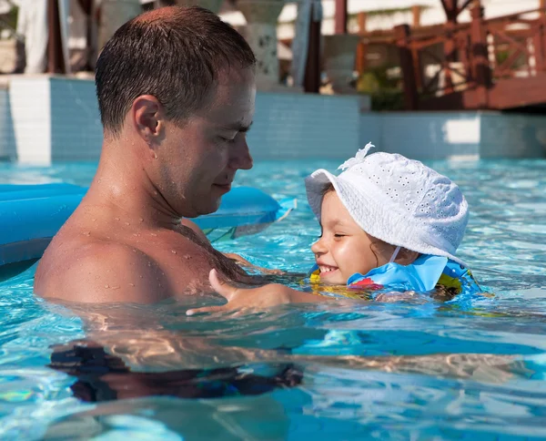 Pappa med sin dotter i poolen — Stockfoto