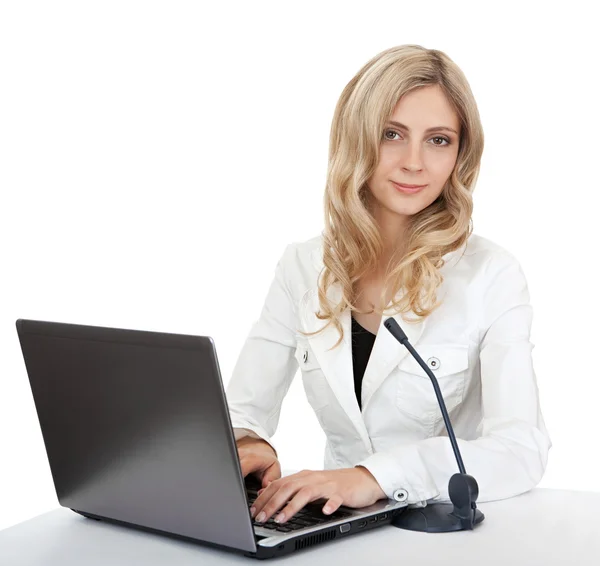 Hermosa mujer de negocios con un ordenador portátil — Foto de Stock