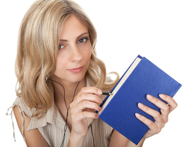 Livro de áudio. Menina bonita com um livro e fones de ouvido . — Fotografia de Stock