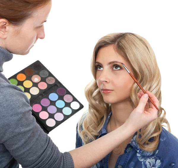 Master in de stijl maakt make-up. — Stockfoto