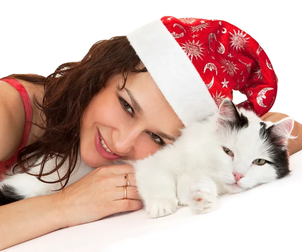 Bir kedi ile yeni yıl şapkalı güzel kız. — Stok fotoğraf