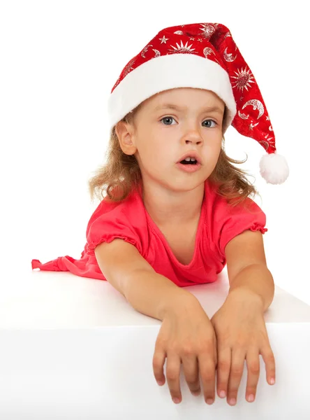 Удивлённый ребёнок в шляпе Санта-Клауса . — стоковое фото
