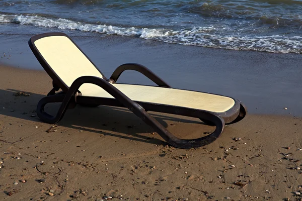 Chaise longue sur la plage . — Photo