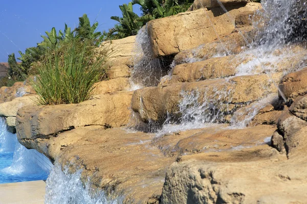 Konstgjorda vattenfall i poolen. — Stockfoto