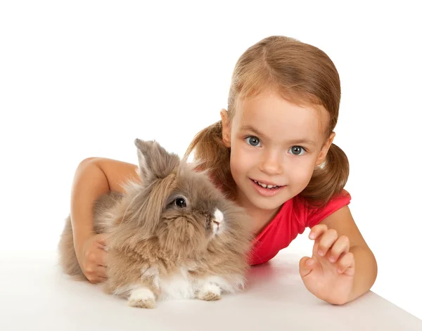 Criança com um coelho. — Fotografia de Stock