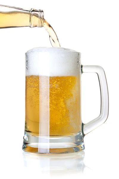 Пиво наливается в стакан из бутылки — стоковое фото