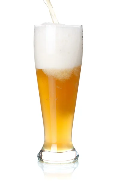 La bière blanche se verse dans un verre de — Photo