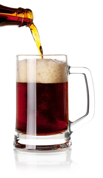La cerveza se vierte en un vaso de botella — Foto de Stock