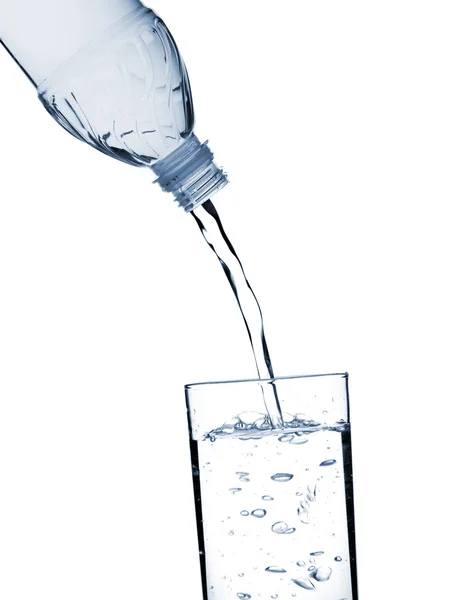 Water is gegoten in een glas van een bott — Stockfoto
