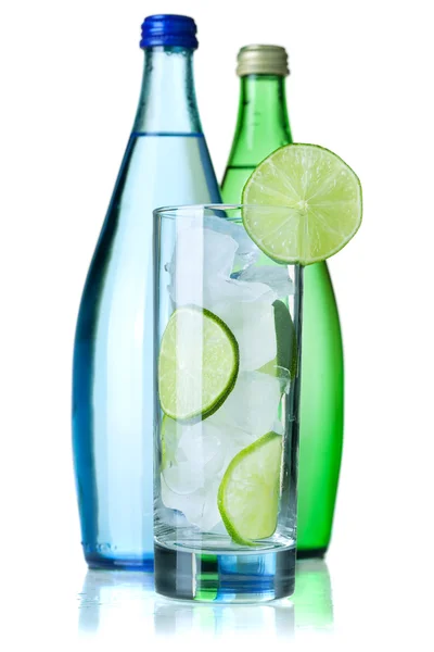 Bicchiere d'acqua con calce e ghiaccio — Foto Stock