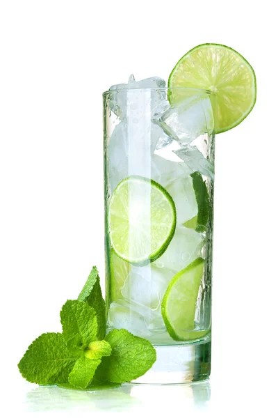 Glas Wasser mit Limette, Eis und Minze — Stockfoto