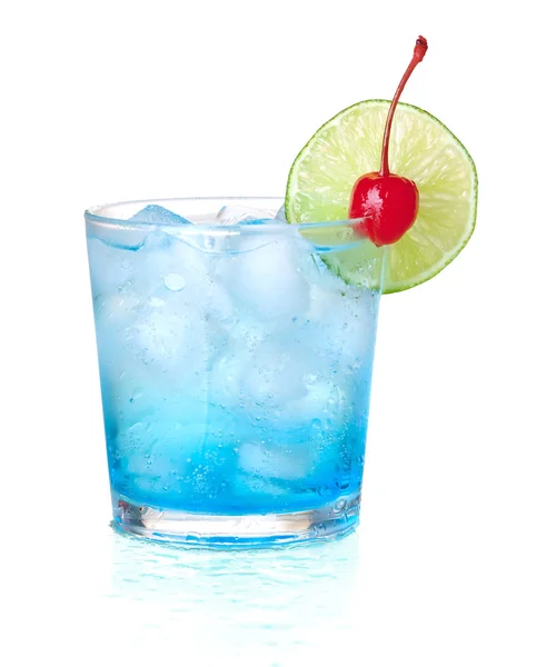 Cóctel de alcohol azul con maraschino —  Fotos de Stock