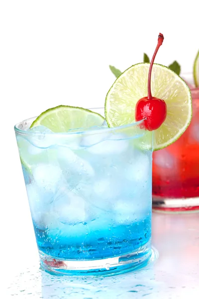 Two cocktails with lime slice and marasc — Stock Photo, Image