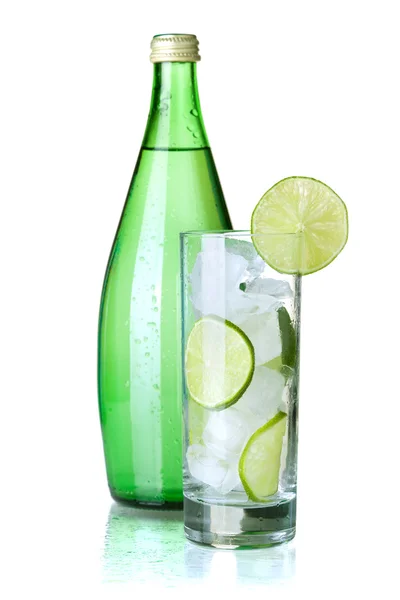 Glas vatten med lime, is och mynta — Stockfoto