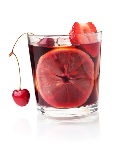 Verfrissende fruit sangria met cherry — Stockfoto