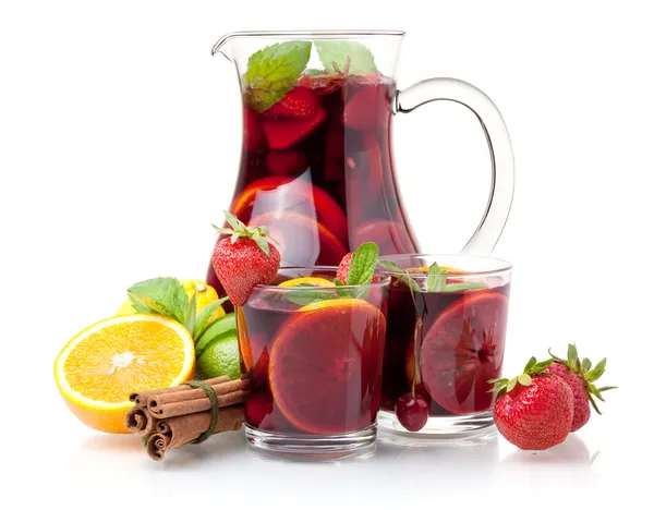 Sangria refrescante (ponche) e frutas — Fotografia de Stock