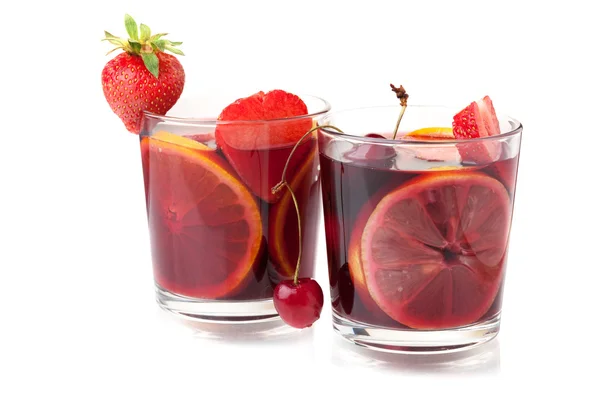 Dvě sklenky sangrie čerstvého ovoce — Stock fotografie
