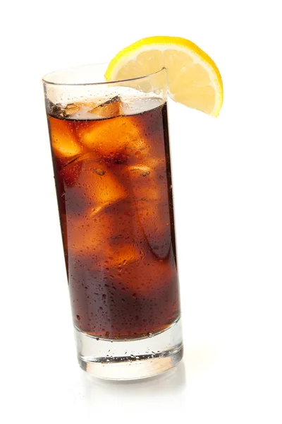Cola στην ουίσκι διαλελυμένο ποτήρι με φέτα λεμονιού — Φωτογραφία Αρχείου
