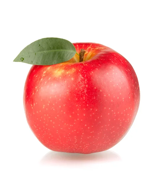 Une pomme rouge mûre avec une feuille verte — Photo