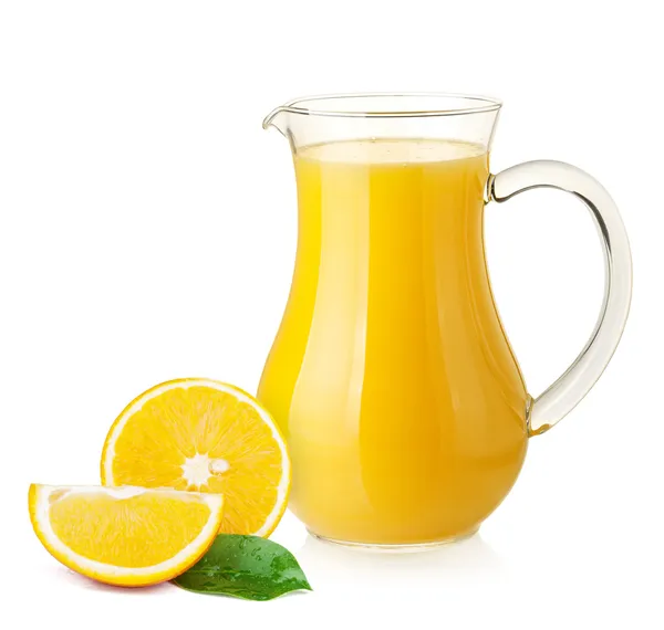 Suco de laranja em jarro e laranjas — Fotografia de Stock