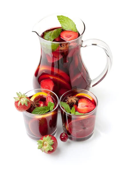 刷新水果桑格利亚在水罐和两个眼镜 — 图库照片